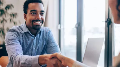 Profissional em busca de um emprego cumprimenta sua entrevistadora