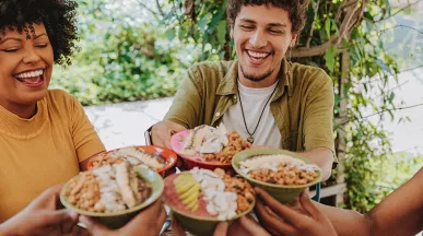 Amigos do trabalho se divertem durante um almoço de comida saudável