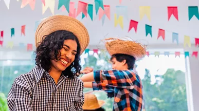 Grupo de colegas de trabalho brinca na festa justa da empresa