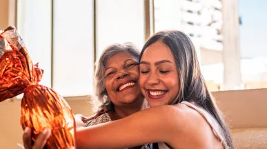 Mãe e filha se abraçam durante a comemoração de Páscoa