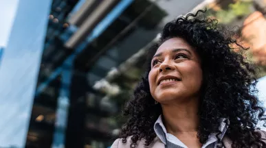 Empresária sorri olhando para o céu