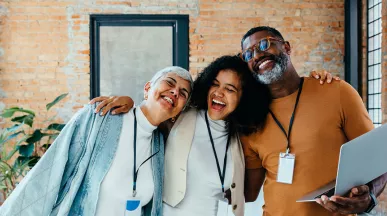 3 colegas de trabalho celebram um encontro feliz durante o expediente