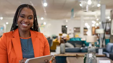 Gerente de loja de móveis sorri para a câmera