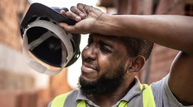 Trabalhador da construção civil aparece cansado depois de um dia longo de trabalho
