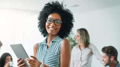 Gerente sai feliz de uma reunião com sua equipe