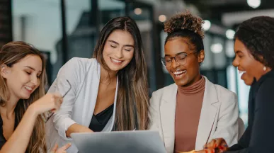 Quatro mulheres fazem uma reunião juntas no escritório