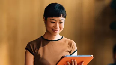 mulher com tablet na mão.