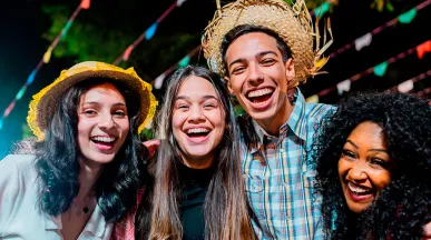 Amigos se divertem em uma festa junina