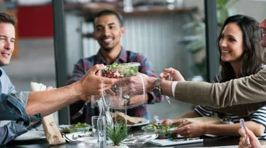 time aproveitando o almoço juntos e dividindo uma salada.
