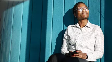 Jovem profissional descansa durante uma pausa no dia de trabalho