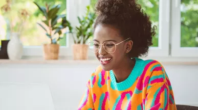 Jovem profissional trabalha em home office com horário flexível