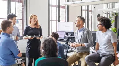 Grupo de trabalho conversa sobre um projeto em uma sala moderna