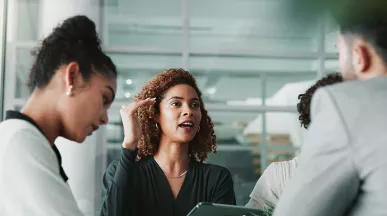 pessoas em uma reunião discutindo sobre uma matriz de competências.
