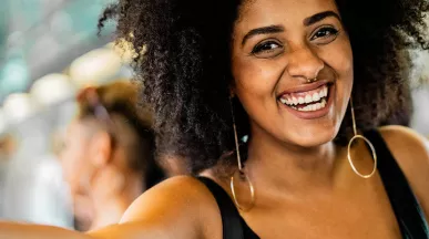 mulher sorrindo no transporte público