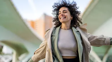 mulher feliz andando na rua.
