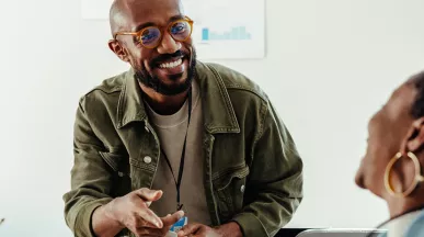 Dois colegas de trabalho conversam amigavelmente depois de uma reunião