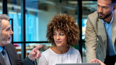 Foto mostra colegas de trabalho conversando