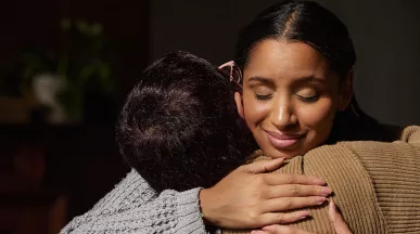 duas pessoas se abraçando.