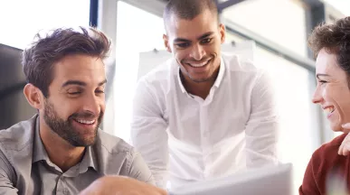 Três funcionários conversam sobre a importância de ter benefícios personalizados