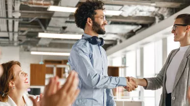 Nova funcionária é recebida pelo seus colegas de trabalho