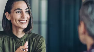 duas mulheres conversando felizes.