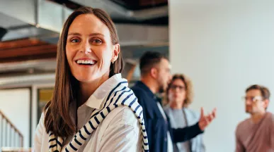 Executiva comemora a melhora da imagem corporativa da empresa em que trabalha