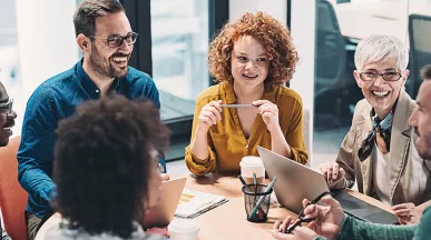 várias pessoas conversando em reunião.