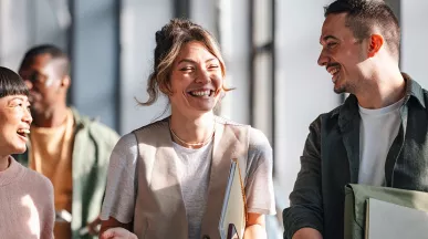 Colegas de trabalho riem juntos durante reunião