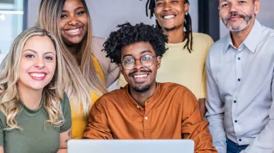 Colegas de trabalho fazem reunião descontraída no café
