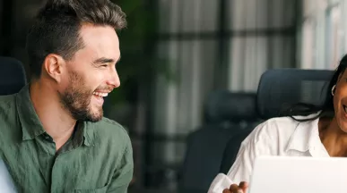 Grupo de trabalho faz uma reunião animada na empresa