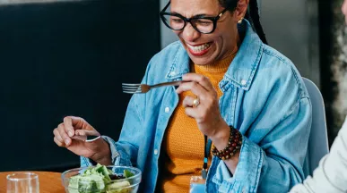 trabalhadores felizes almoçando e conversando.