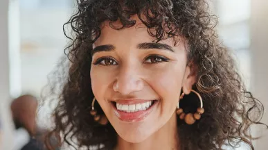 mulher sorrindo para a câmera.