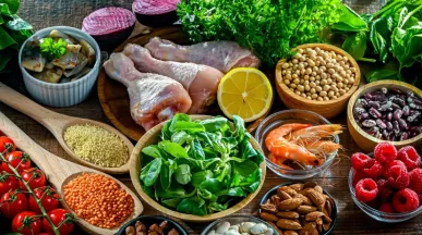 A imagem mostra temperos, frutas, proteínas e saladas todas juntas