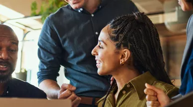pessoas conversando no escritório.