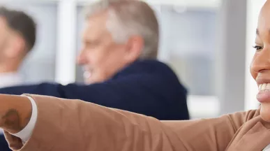 pessoas fazendo ginástica laboral juntas.