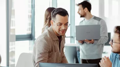 Foto mostra grupo de funcionários trabalhando no escritório