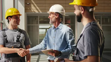 profissionais utilizando EPI enquanto conversam.