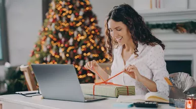 Funcionária abre o presente que comprou com gift card da empresa