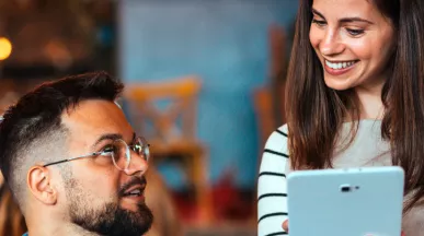 Duas pessoas conversam em um restaurante