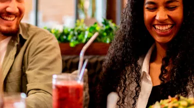 Dois amigos se divertem no almoço no restaurante