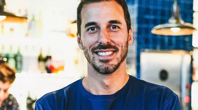 jovem em frente a próprio negócio.