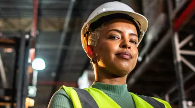 colaboradora em armazém utilizando EPI.