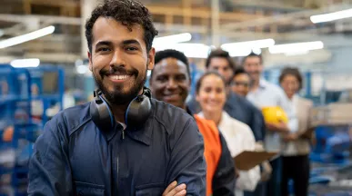 pessoas em fila sorrindo em ambiente de trabalho.