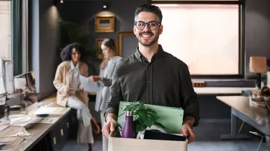 Homem deixa o lugar de trabalho. Ele pediu demissão no final do ano.