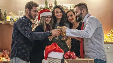 grupo de pessoas comemorando o natal juntas.