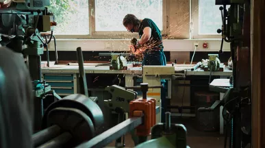 pessoa utilizando serra circular em oficina.