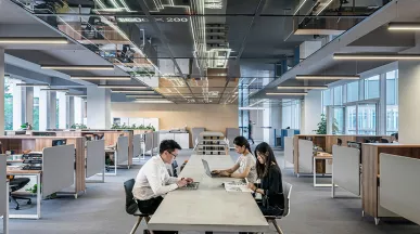 Foto mostra duas pessoas trabalhando no escritório