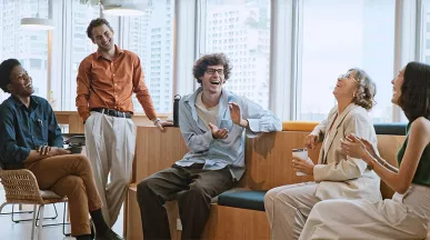 Grupo de colegas de trabalho se diverte em uma atividade de team building