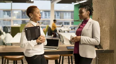 Duas pessoas conversam no escritório