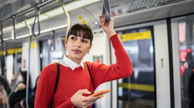 Foto mostra uma mulher andando no metrô a caminho do seu local de trabalho